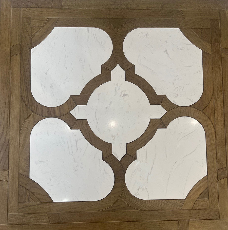 Dalle marqueterie composée de chêne fumé PR bis et de marbre blanc. Motif Premium style parquet Versailles ambiance française